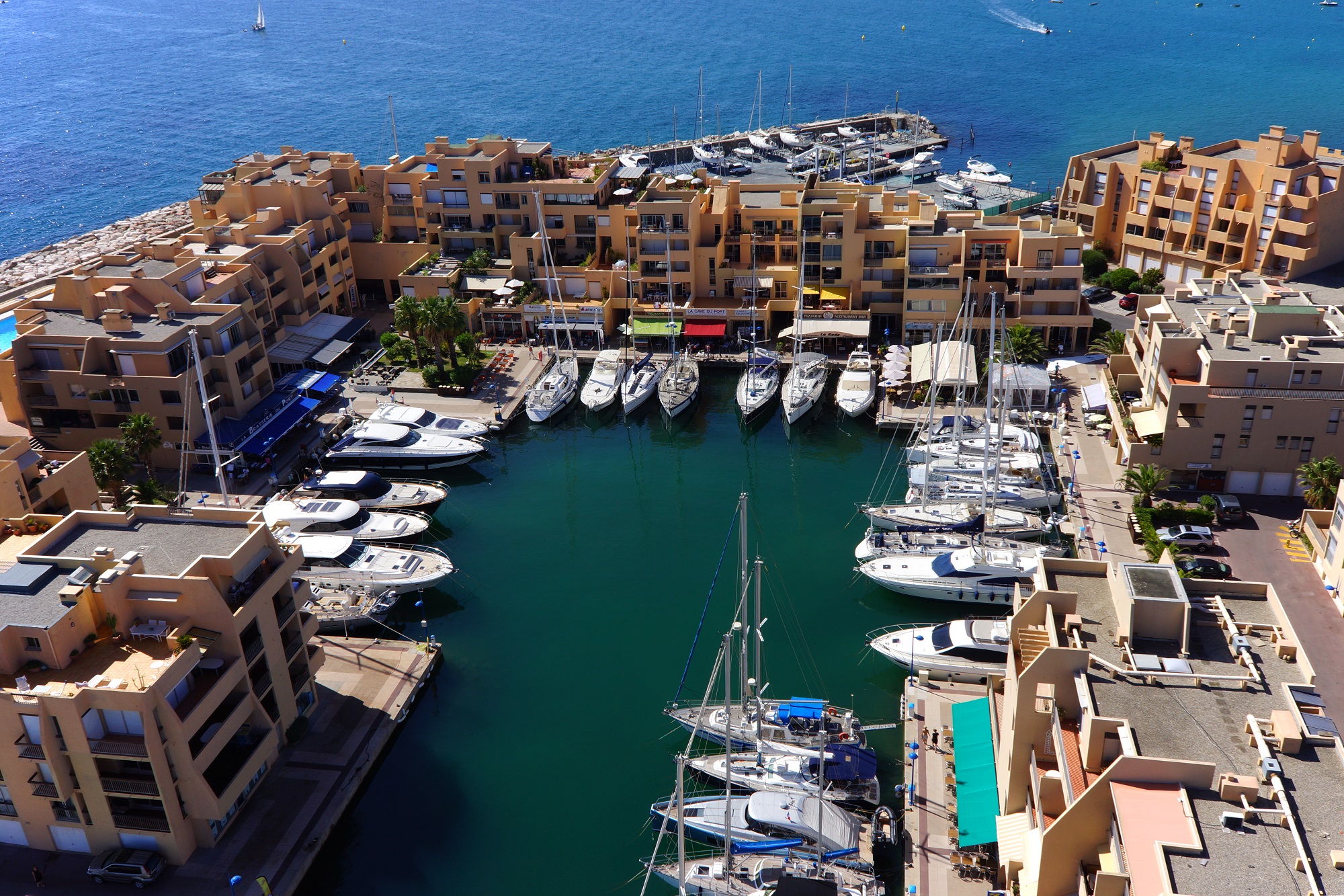 port commerces bormes var plaisance